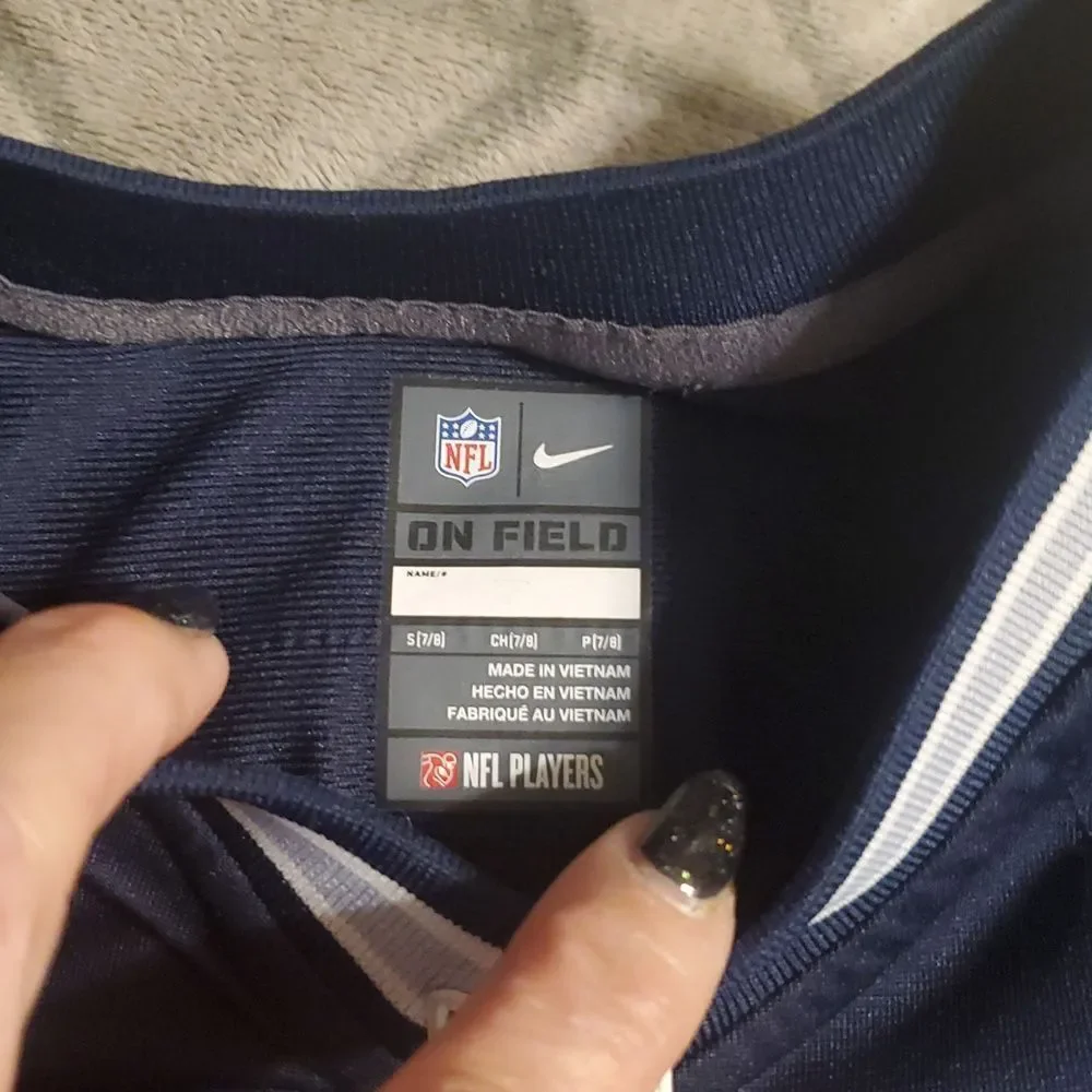Nike Dallas Cowboys jersey featuring Ezekiel Elliott and his number 21 Size‎ 7/8